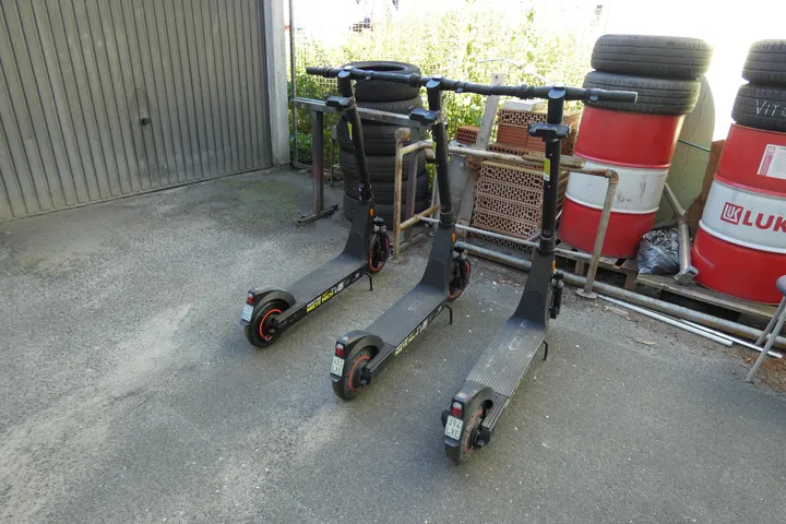 3x OKAI ES400A Profi E-Scooter